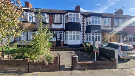 Glenwood Drive Gidea Park Rm2 3 Bed Terraced House For Sale £475 000