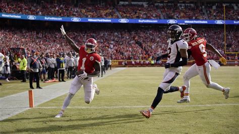 Sluggish Chiefs Beat Broncos For 15th Straight Time 27 24 Ap News