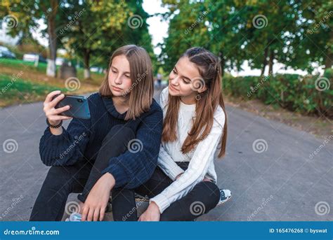 Dos Ni As Adolescentes De Entre Y A Os Parque De Verano En Oto O