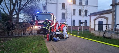 Feuer In Trier West Feuerwehr Rettet Eine Person Aus Wohnung