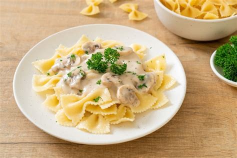 Pasta Farfalle Con Salsa De Crema Blanca De Champi Ones Estilo De