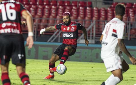 Gabigol comemora título pelo Flamengo O Brasil é vermelho e preto