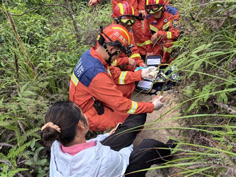 一名驴友脚踝扭伤被困山中，深圳消防及时施救