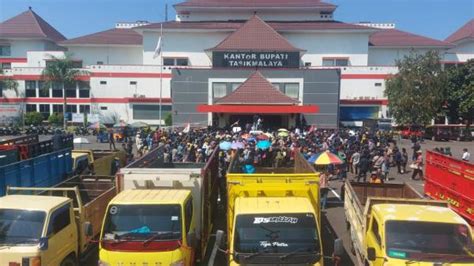 Warga 2 Kecamatan Di Tasikmalaya Geruduk Kantor Bupati Tuntut