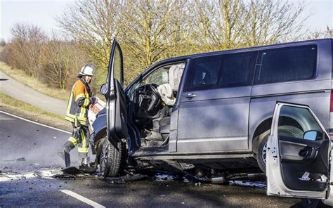 Vier Verletzte Bei Schwerem Verkehrsunfall Zwischen Deckenpfronn Und