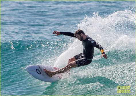 Chris Hemsworth Looks Super Hot Surfing In Australia Photo 3642119