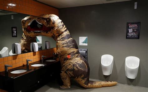 El dinosaurio barista que atiende una cafetería en San Luis Potosí