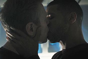 Wilson Cruz Nude And Gay Kiss In Star Trek Discovery Gay Male Celebs