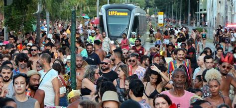 Jornal Critica Brasil Por Carnaval Enquanto Mundo Lida Guerra