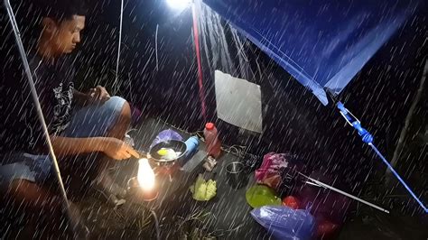 Solo Camping Hujan Deras Badai Petir Membangun Tenda Berteduh Mandi