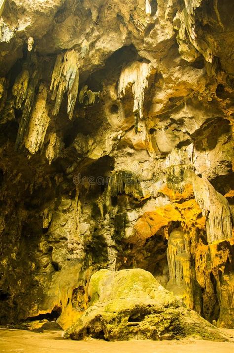 Estalactitas Y Estalagmitas En La Cueva Que Se Producen De Forma