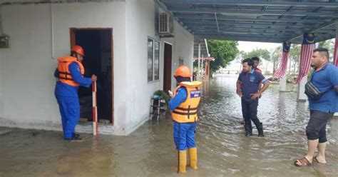 Ombak Kuat Fenomena Air Pasang Besar Landa Kuala Kedah Yan Harian Metro