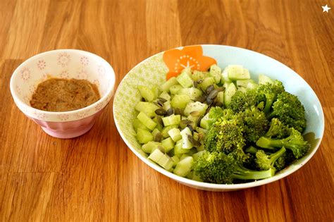 Farine D étoiles Assiette De Légumes Verts Sauce Au Sésame