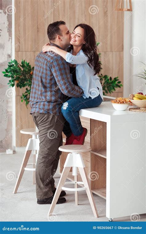 El Par Apasionado Joven Hermoso Es Sonriente Y De Abrazo Antes De Tener Sexo En Cocina En Casa