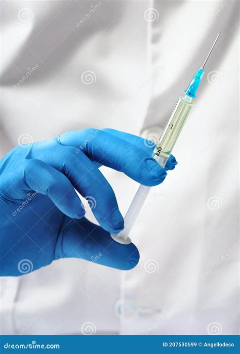 Arts Met Een Spuit In De Hand Voor De Toediening Van Het Vaccin Tegen