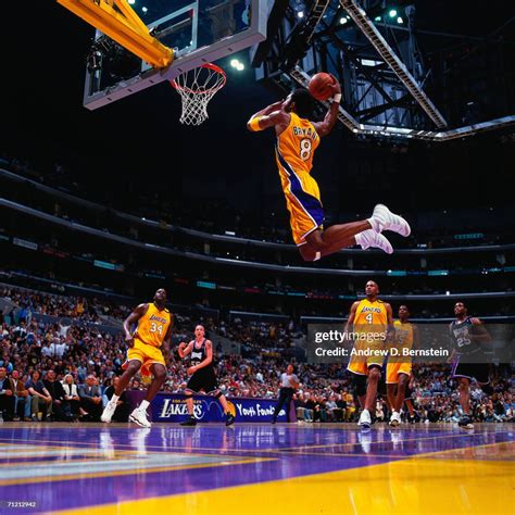 Kobe Bryant Of The Los Angeles Lakers Soars For A Dunk Against The ニュース写真 Getty Images