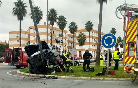 Dos Heridos En Un Espectacular Accidente En La Rotonda De La Calle