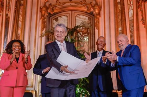 Lula Assina E Entrega Diploma Do Pr Mio Cam Es A Chico Buarque Planalto