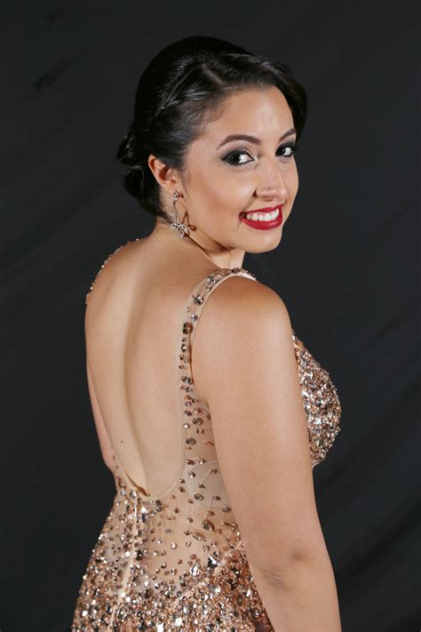 Detalhe Do Decote Nas Costas Do Vestido Dourado E Nude Bordado De Pedrarias Detalhes Em Tule