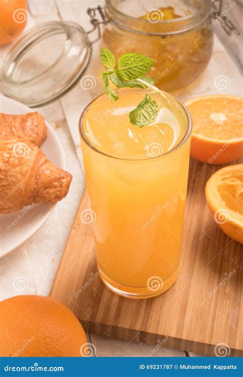 Frischer Orangensaft In Einem Glas Stockbild Bild Von Gesund