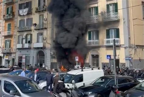 Incendio Alla Riviera Di Chiaia In Fiamme Un Negozio Grossa Colonna