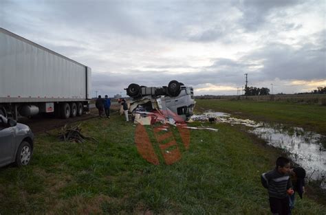 CAMIÓN CON MANZANAS VOLCÓ EN RUTA NACIONAL 5 La Trocha Estación de