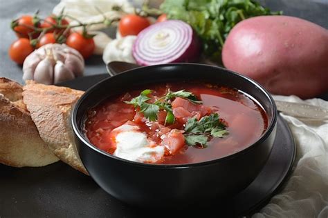 Borscht ruso ucraniano tradicional tazón de sopa de remolacha roja