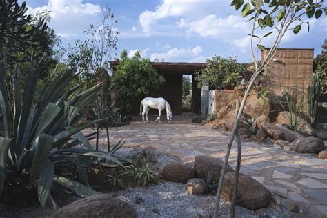 Desain Rumah Gaya Flintstones Yang Unik Minimalis