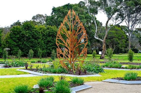 Lump Sculpture Studio Specializing In Corten Steel Lump Leaf