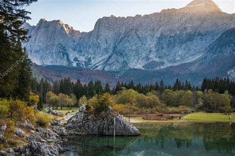 Hermosa vista de los lagos de Fusine destino turístico popular