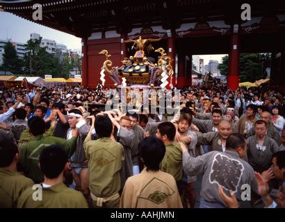 Mit Einem Tragbaren Schrein Mikoshi An Der Tokyo Sanja Matsuri Statt