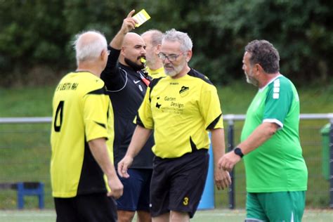 Rund Walking Footballer Kickten Beim Neusser Walking Football