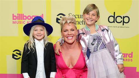 Pink And Daughter Willows Stunning Performance At Billboard Music Awards Mix 1077 Mix