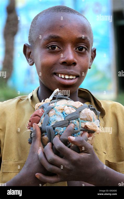 Un Jeune Garçon Avec Un Ballon De Foot Banque De Photographies Et D’images à Haute Résolution