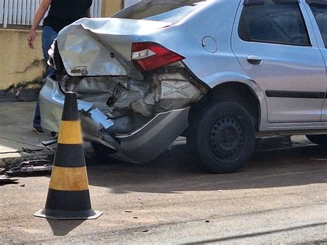 Motorista colide em carros parados na Major José Ignácio Veja o vídeo