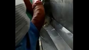 Outra mão amiga no banheirão XVIDEOS