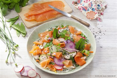 Salade d été au saumon fumé et aux légumes croquants Gourmicom