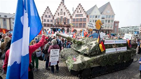 Ostermärsche in Hessen Hunderte versammeln sich in Frankfurt