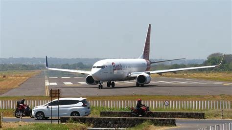 Lihat Pesawat Landing Take Off Saat Angin Kencang Di Bandara Adi