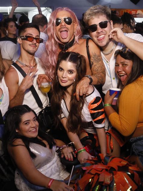 Anitta Recebe Gkay Lexa E Mais Famosos Em Ensaio De Carnaval Em S O