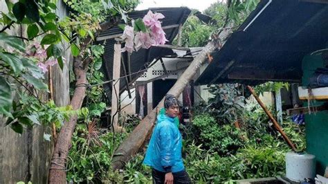 Hujan Lebat Sejak Pagi Tujuh Rumah Di Manggar Rusak Terdampak Angin