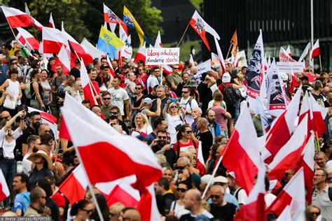 Antyszczepionkowcy wyszli na ulicę Policja podsumowuje marsz WP