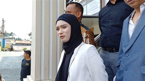 Inara Rusli Bantah Mertua Yang Merasa Dibatasi Untuk Bertmu Cucu