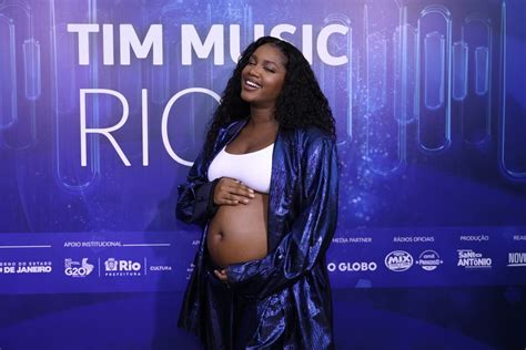 Gr Vida Iza Exibe Barriga Antes De Show Na Praia De Copacabana Fotos