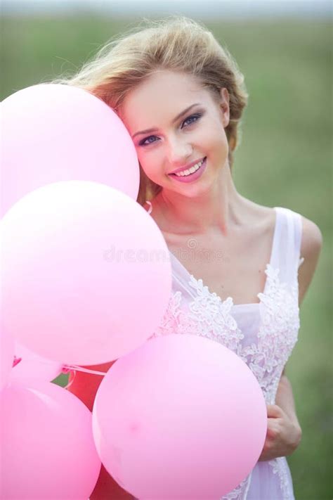 Belle Fille Avec Des Ballons Photo stock Image du modernité roman