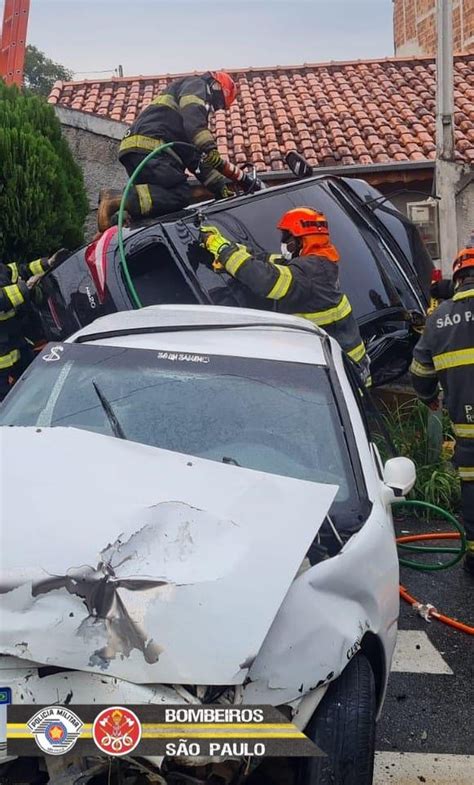 Duas Pessoas Ficam Feridas Após Colisão Entre Dois Carros Em Taubaté