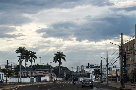 Quarta feira de feriado será de tempo nublado pancadas de chuva em