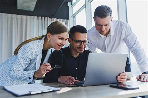 Uma equipe de empresários roupas formais discutindo detalhes do