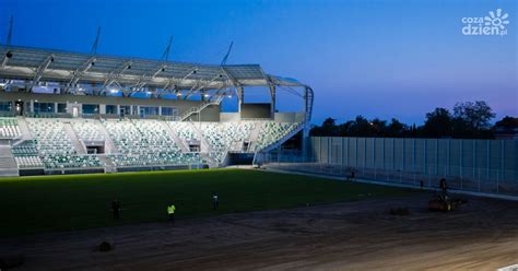 Stadion Radomiaka Noc Uk Adanie Murawy Zdj Cia