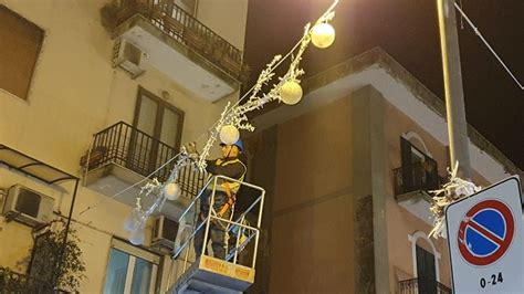 Salerno Prosegue Il Montaggio Di Luci D Artista In Serata Luminarie